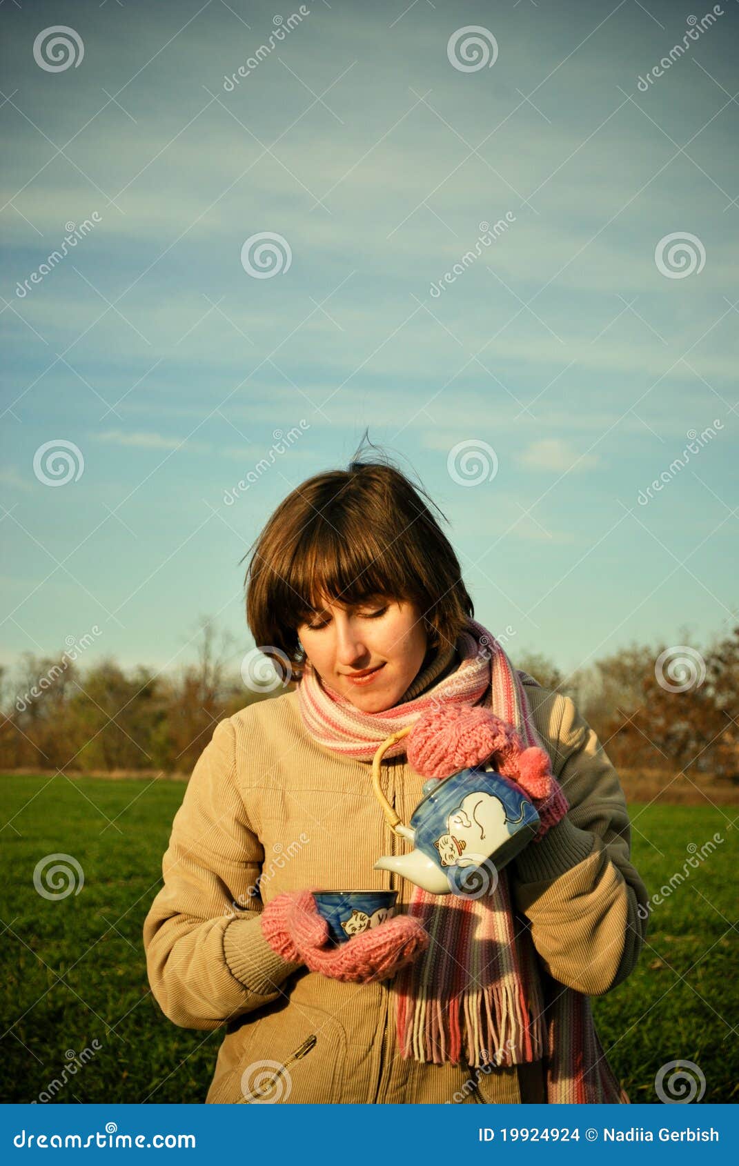 饮用的女孩户外茶年轻人. 喝户外茶妇女年轻人