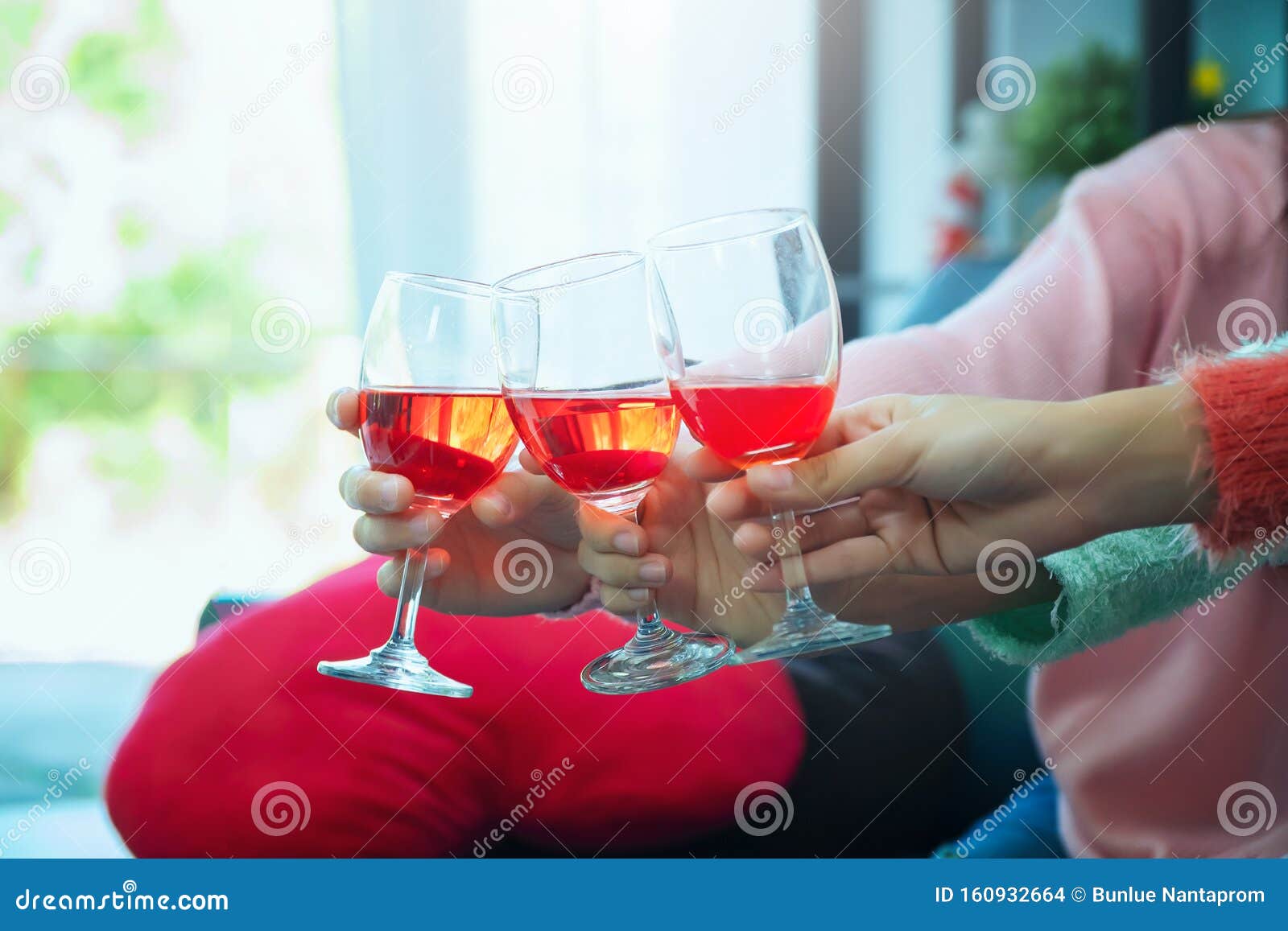 รูปถือแก้วไวน์, HD รูปภาพชิมไวน์, แก้วไวน์, แว่นตา ดาวน์โหลดฟรี - Lovepik
