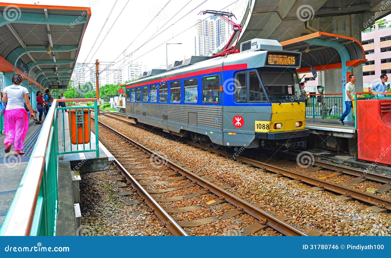 香港轻铁LRT火车 图库摄影片. 图片 包括有 人们, 香港, 背包, 通勤者, 运输, 铁路运输, 都市 - 86599407