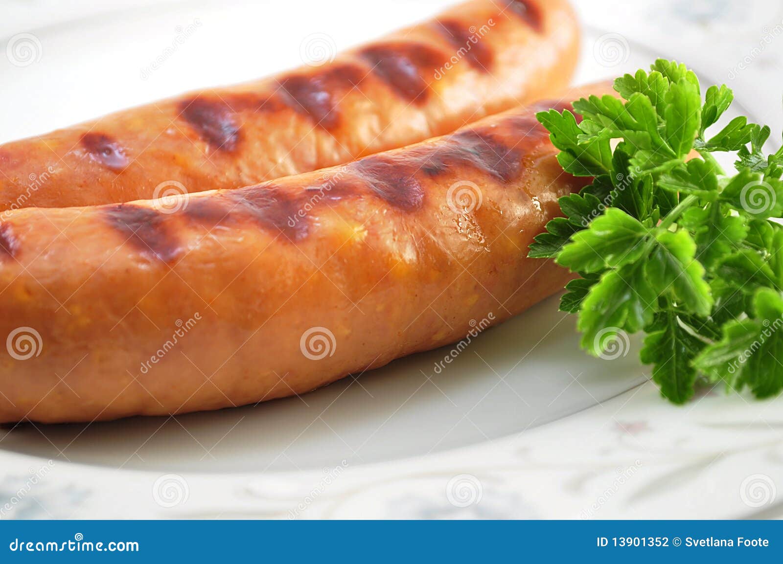 Sausages. 背景空白烤的香肠