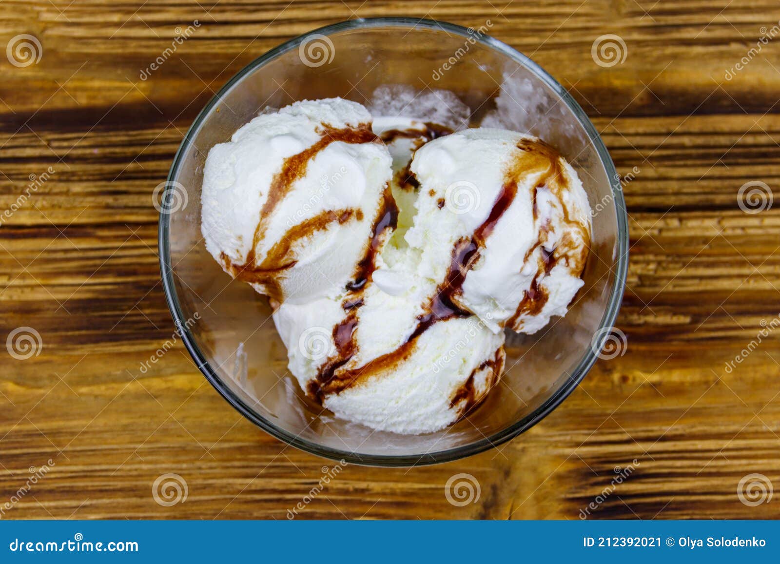 香草冰淇淋球和香草豆图片-商业图片-正版原创图片下载购买-VEER图片库