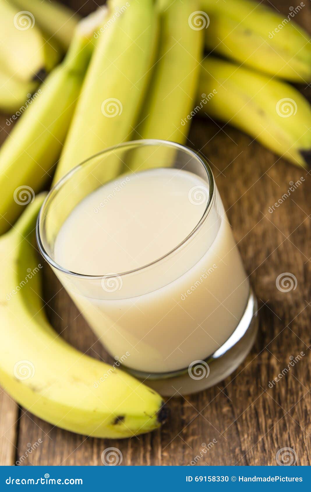 香蕉用牛奶新鲜的汁 库存图片. 图片 包括有 水多, 有机, 打赌的人, 饮料, 液体, 饮食, 生气勃勃 - 57720149