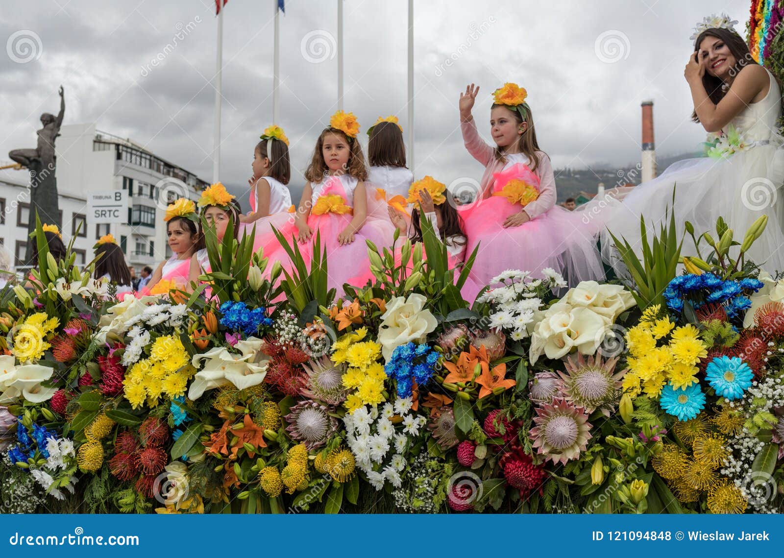 LOULE，葡萄牙- 2017年2月：五颜六色的狂欢节(Carnaval)游行 编辑类照片 - 图片 包括有 葡萄牙, 城市: 88068906