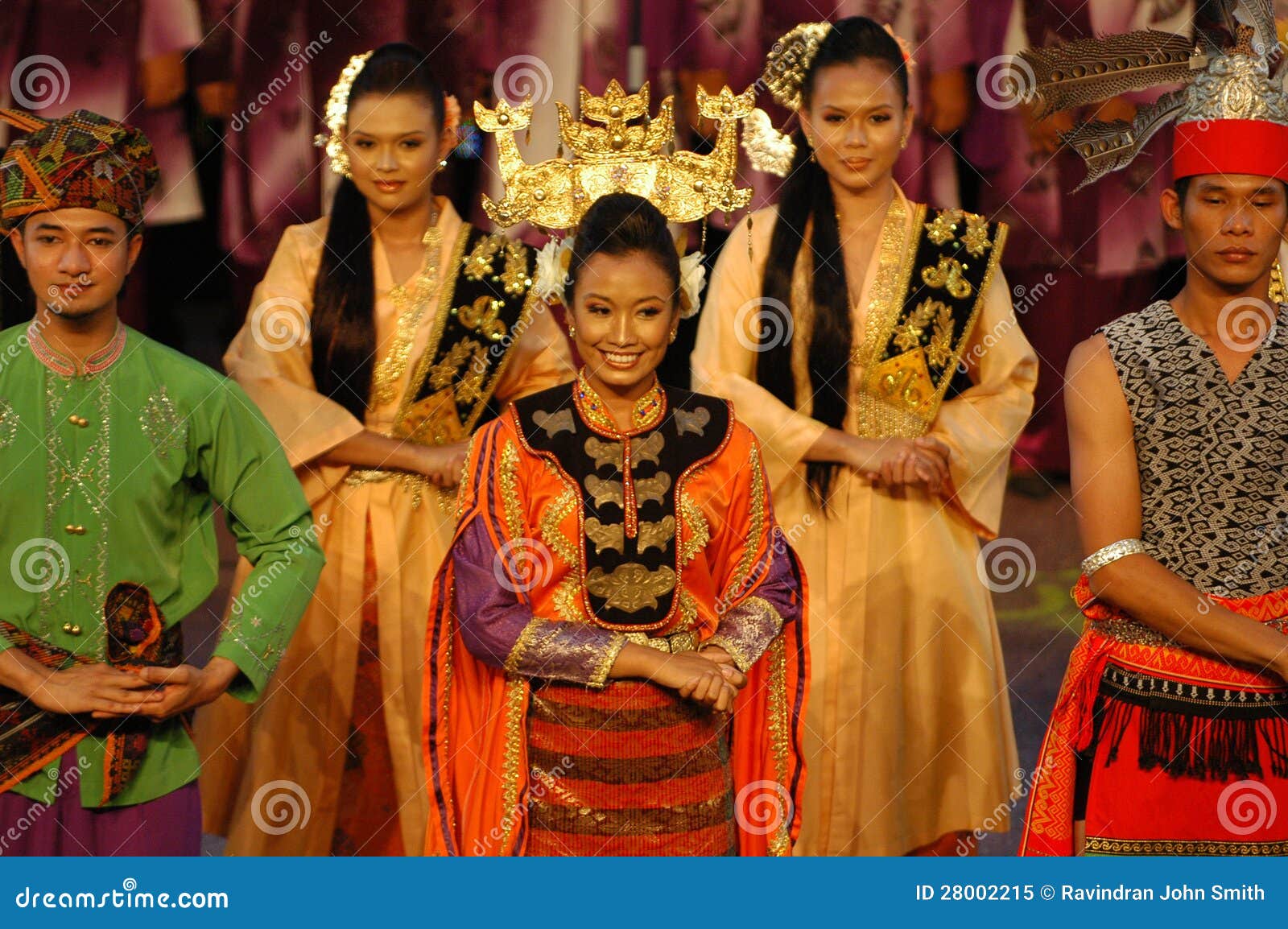 ORANG ULU | 摄于 马来西亚 我的老家古晋. 2008 年 州元首华诞庆典上 原住民多彩的传统服装 | fisheyeimages | Flickr