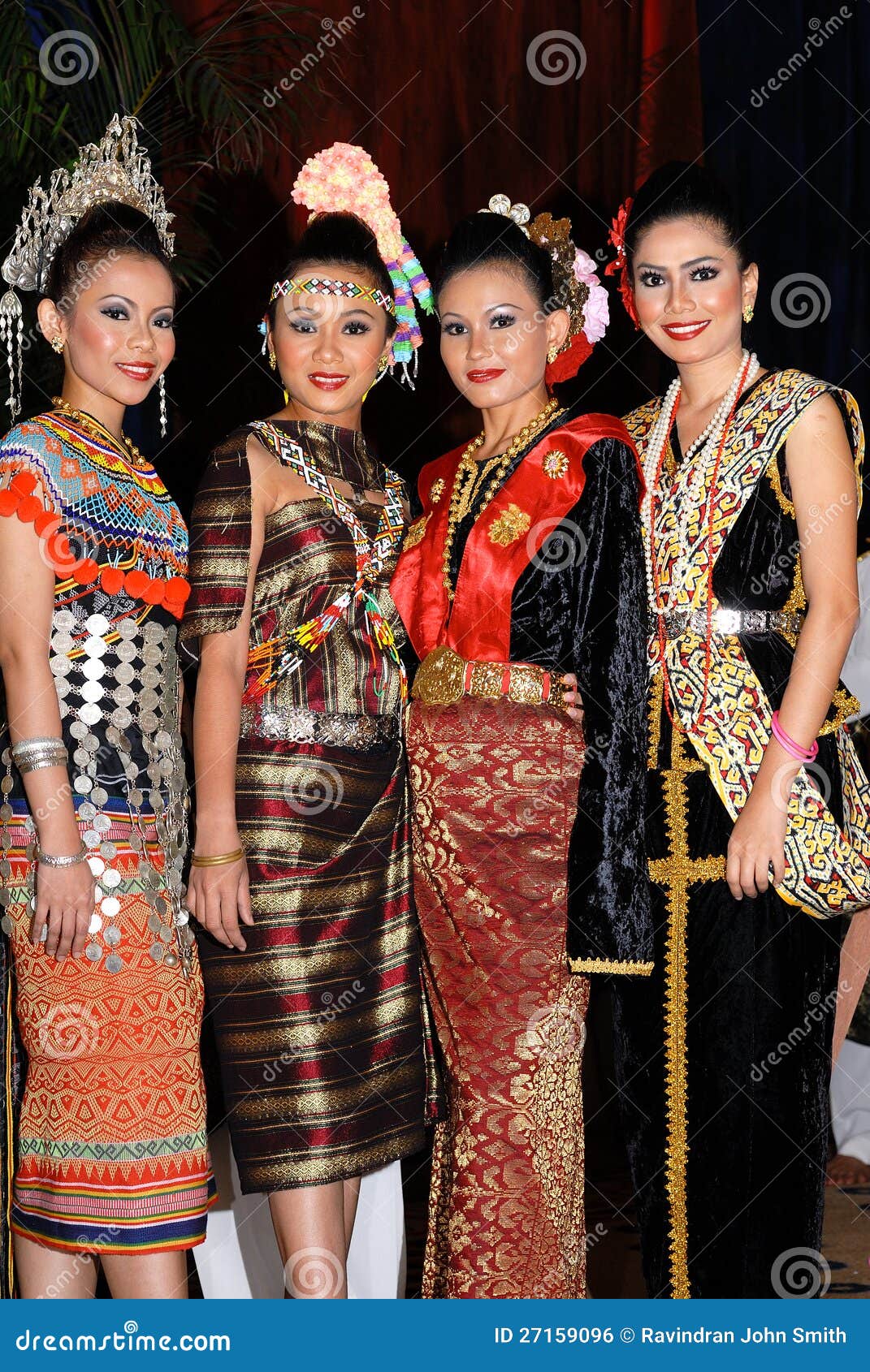马来西亚人在传统服装摆在演播室 — 图库照片©eskaylim＃177339086