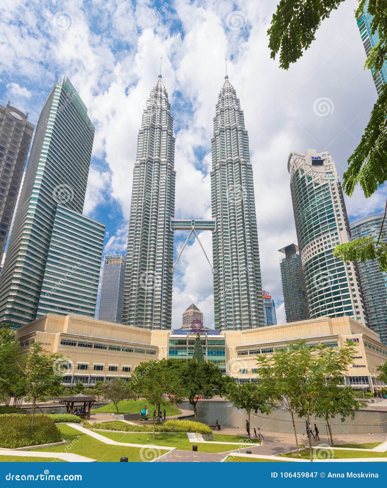 【携程攻略】吉隆坡双子塔景点,双子塔曾经是世界上最高的建筑物，尽管现在不再保留这个记录，两座高…