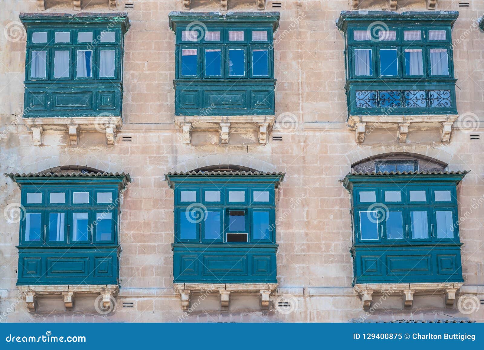 马耳他木阳台. 六个老绿色马尔他木阳台门面在瓦莱塔马耳他 他们中的一个与窗口开放为新鲜空气 在夏天期间，镇静好日子
