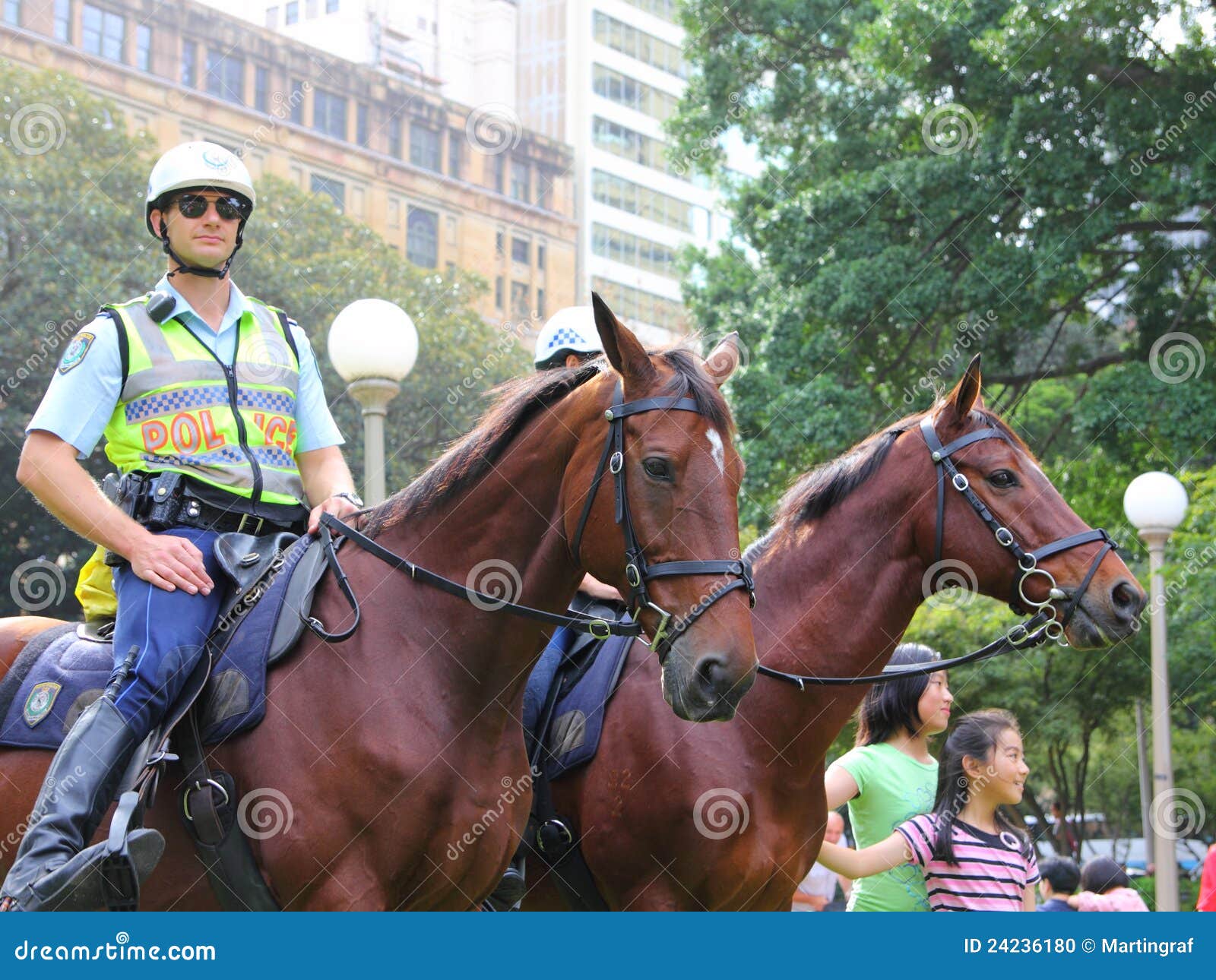 马背上的骑警队：为草原牧民守平安 - 封面新闻