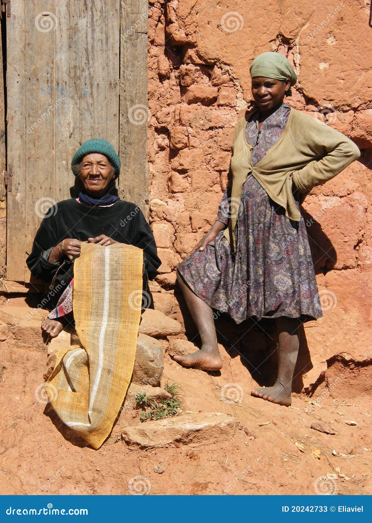 当地马达加斯加人的Sakalava种族女孩，与装饰的f的秀丽 图库摄影片 - 图片 包括有 破擦声, 有吸引力的: 84571957