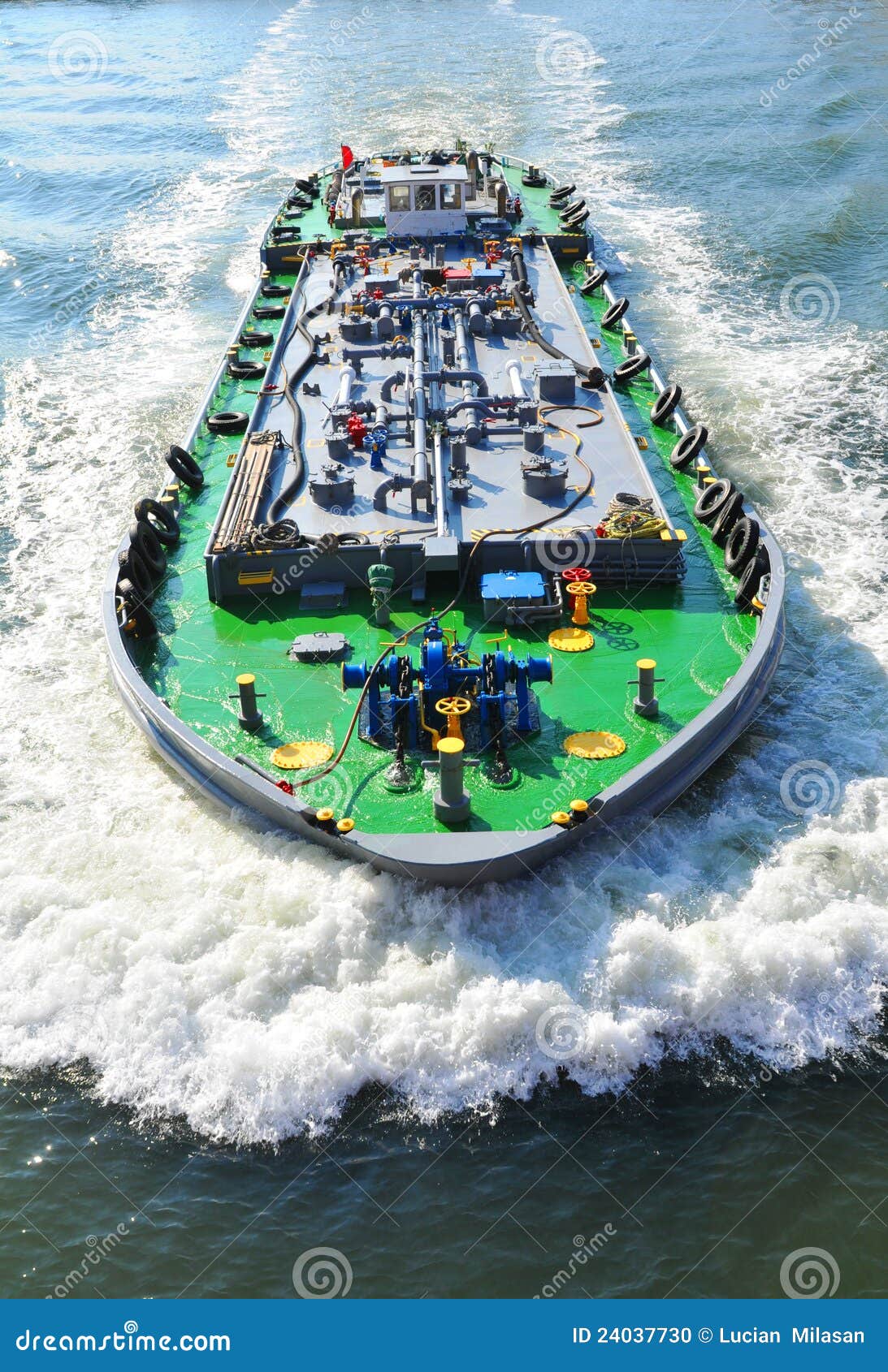 Barge. 驳船日本河sumida东京