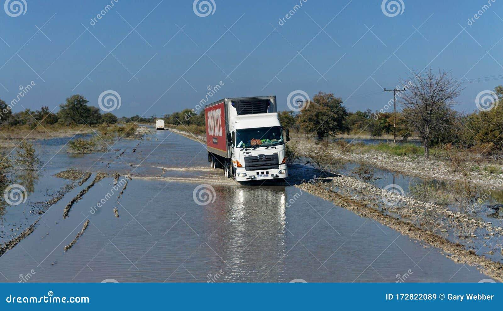 驶过非洲博茨瓦纳洪涝公路的卡车编辑类库存图片. 图片包括有自然 驶过非洲博茨瓦纳洪涝公路的卡车编辑类库存图片. 图片包括有自然