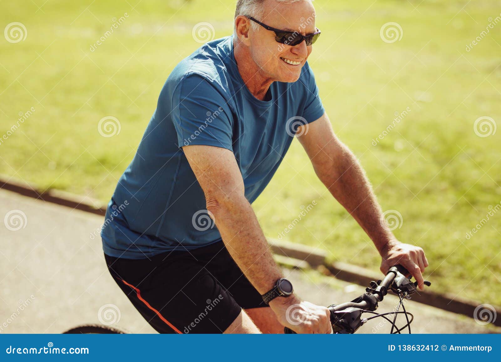 骑自行车的老年夫妇设计元素图片_ID:352496139-Veer图库