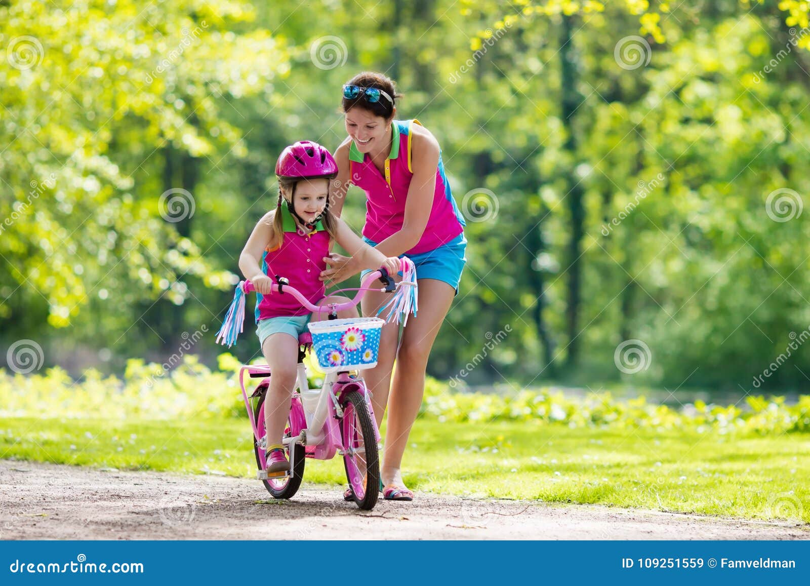 慕尼黑街头妈妈骑自行车带儿童车图片素材-编号14915904-图行天下