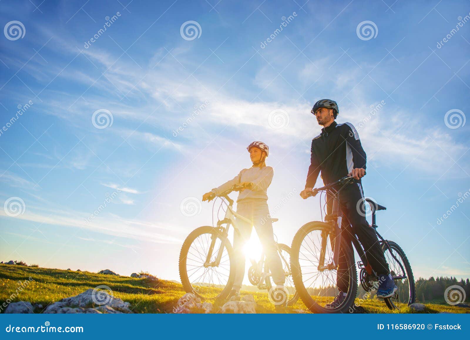 情侣自行车，情侣骑行骑车骑单车骑自行车视频素材,休闲娱乐视频素材下载,高清3840X2160视频素材下载,凌点视频素材网,编号:386701