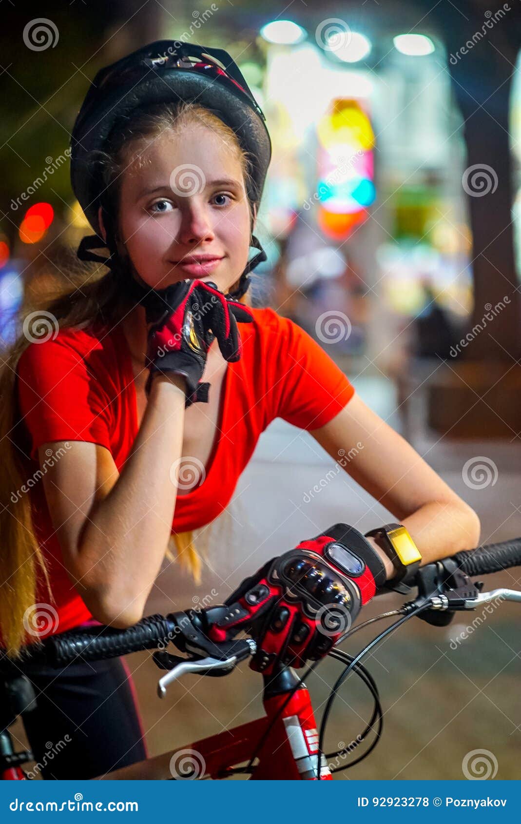 骑自行车自行车骑士女孩佩带的自行车盔甲 室外夜画象 库存照片 图片 包括有 布琼布拉 夜生活 女孩 92923278