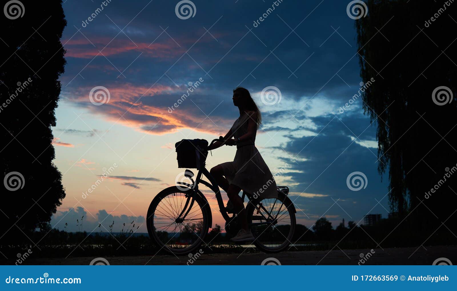 那些骑自行车的美人儿 - 普象网
