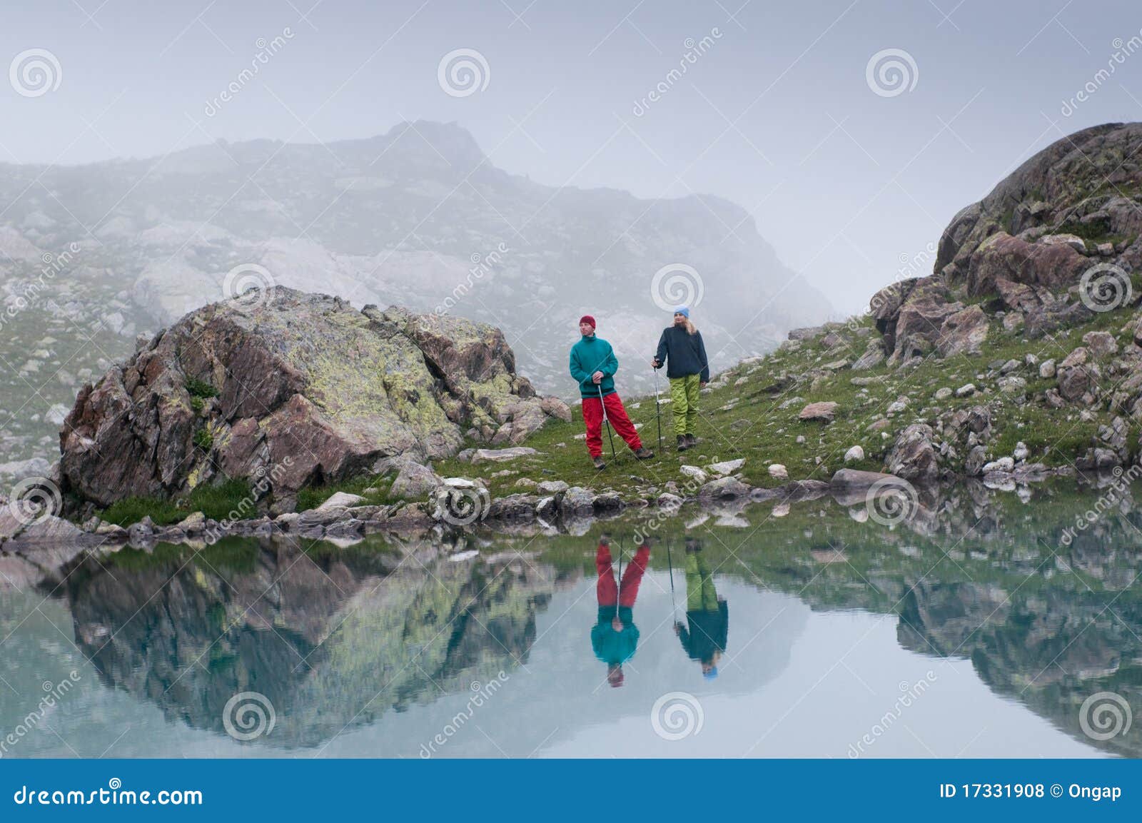 Hiking. 高涨山的夫妇