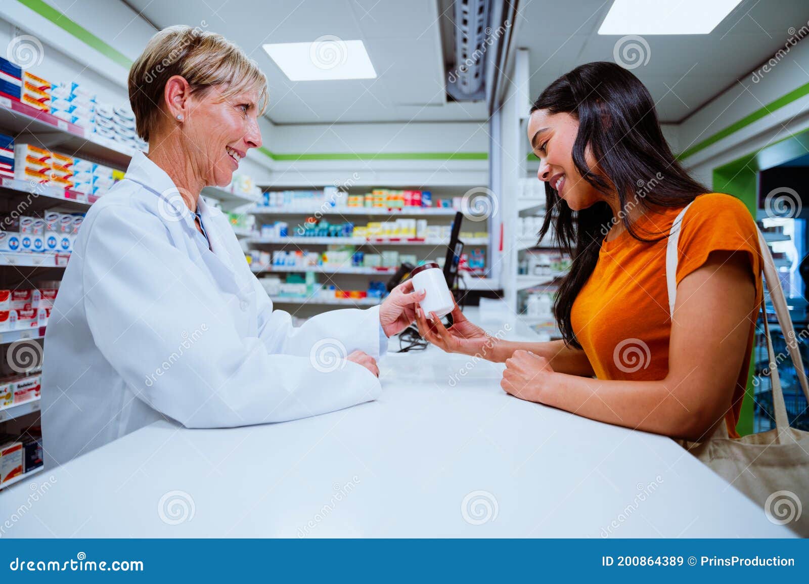 迷人的女人在药店购物高清摄影大图-千库网