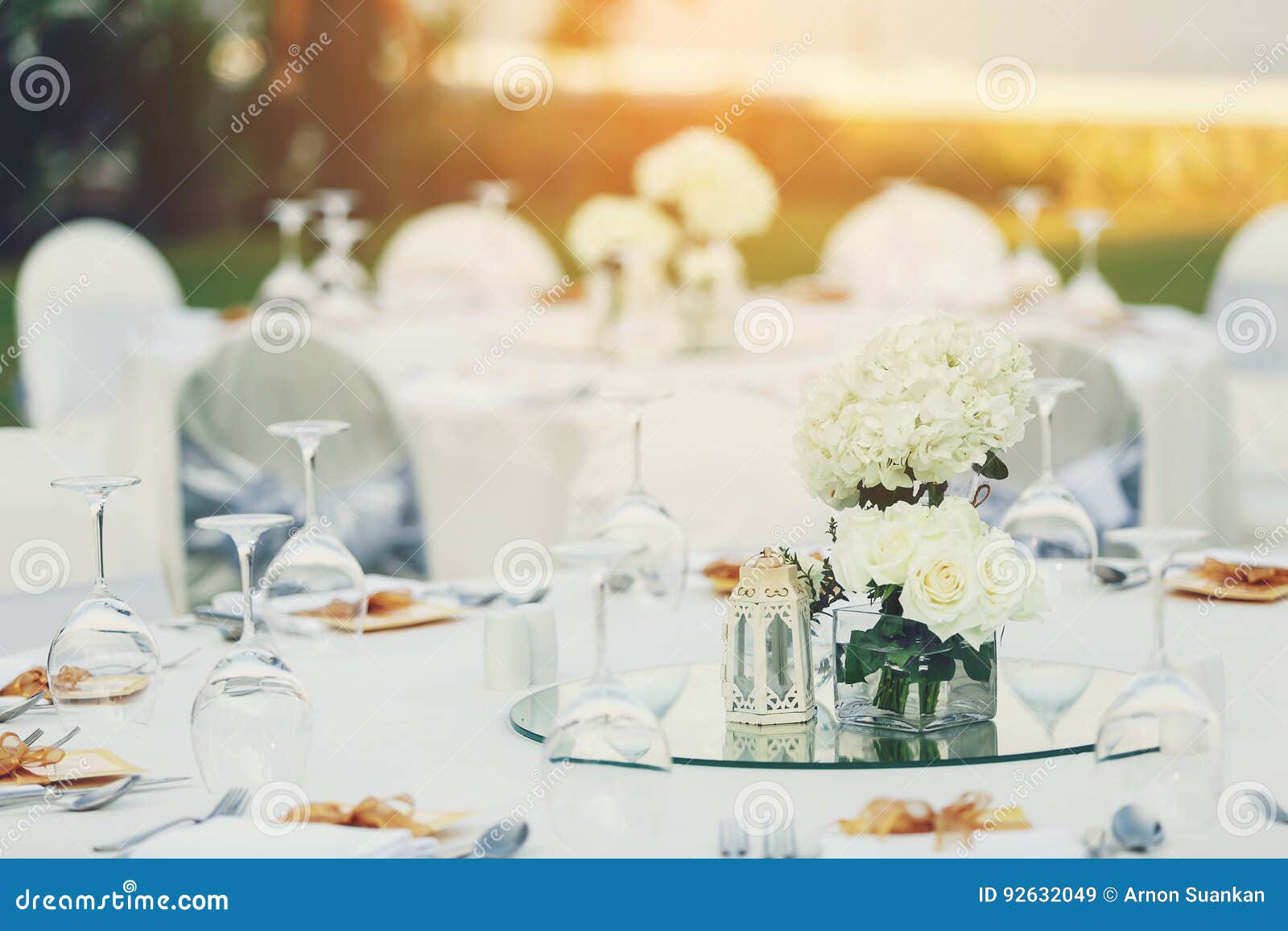 鱼子酱正餐薄煎饼表桌布. 在海滩的饭桌设置婚姻的庆祝