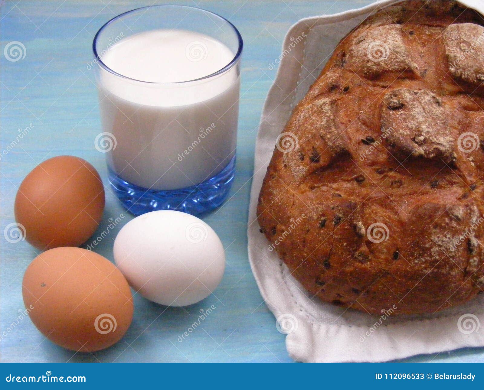 牛奶与牛角面包的早餐图片 - 免费可商用图片 - CC0素材网