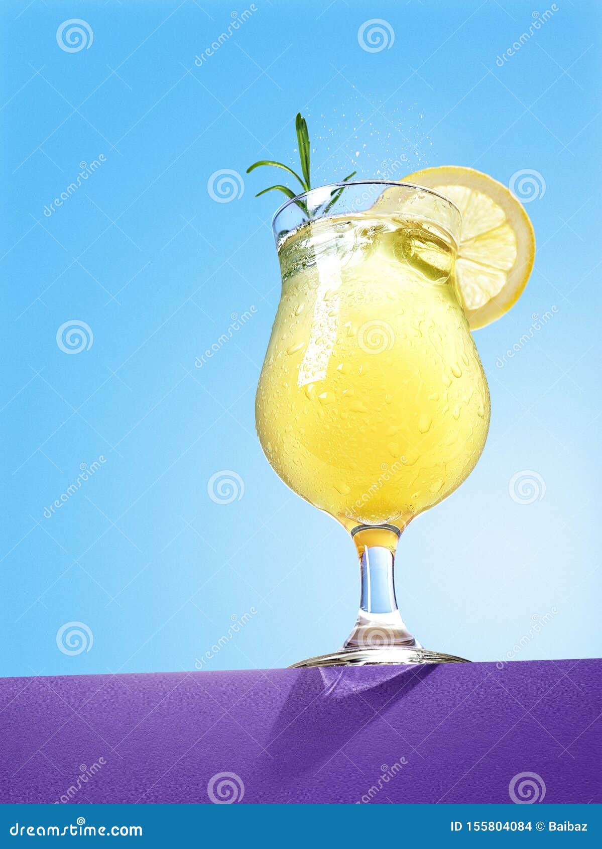 Yellow Lemon Spritzer Cocktail with Rosemary 库存照片 图片 包括有 紫色, 果子
