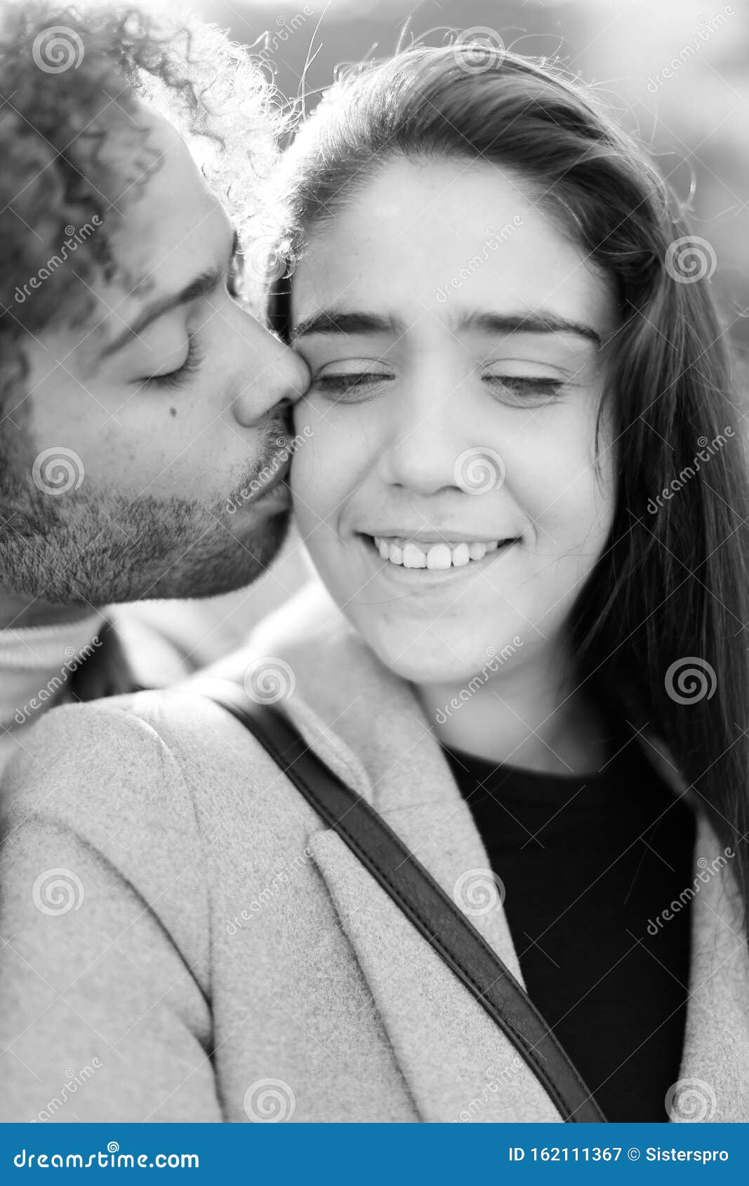 一对情侣拥抱和亲吻的照片 · 免费素材图片