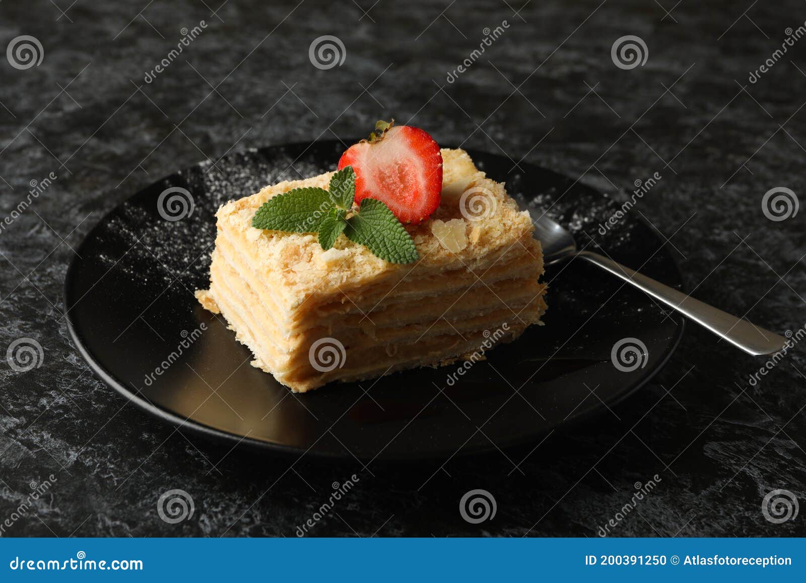 新鲜出炉的拿破仑草莓和奶油蛋糕甜点餐饮美食免费下载_jpg格式_2832像素_编号42408385-千图网