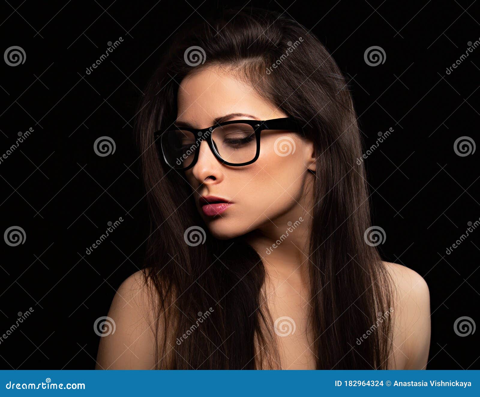 戴着眼镜的黑发女人微笑着照片摄影图片_ID:300776354-Veer图库