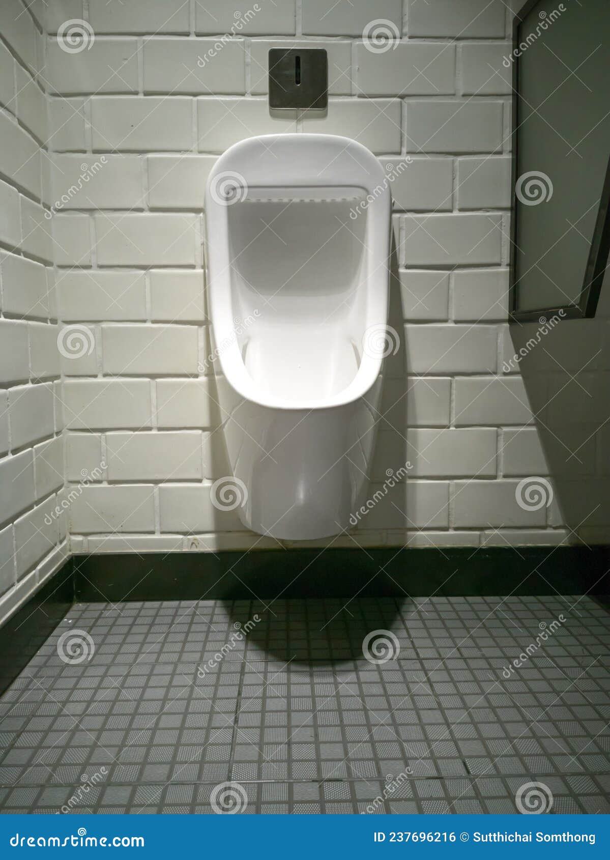 公共厕所舒适男性厕所小便器白小便 库存照片. 图片 包括有 洗手间, 豪华, 浴室, 干净, 陶瓷, 设计 - 194271278